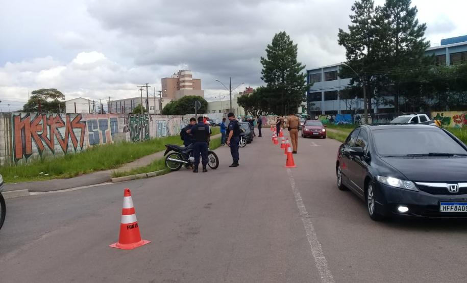 Em Fazenda Rio Grande, na RMC, PM e outros agentes de segurança desencadeiam a Operação Unindo Forças I e abordam mais de 100 pessoas