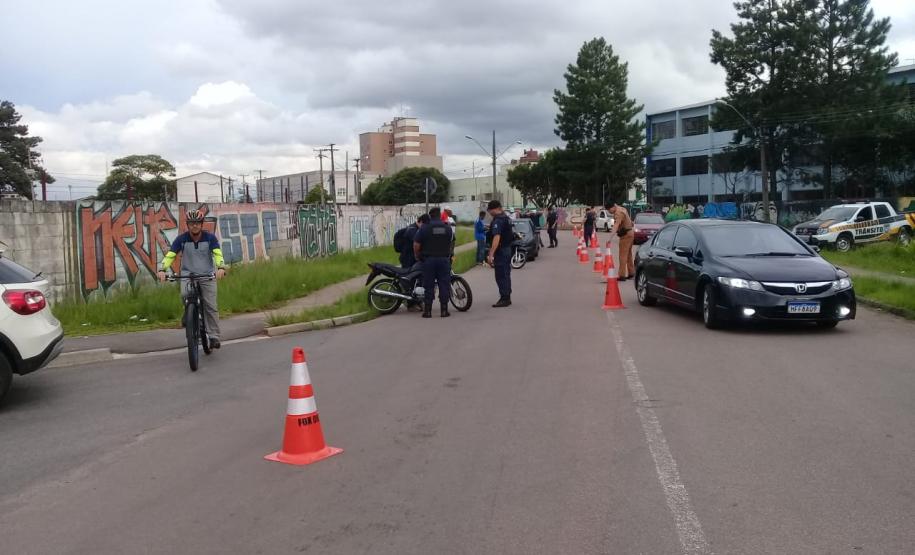 Em Fazenda Rio Grande, na RMC, PM e outros agentes de segurança desencadeiam a Operação Unindo Forças I e abordam mais de 100 pessoas
