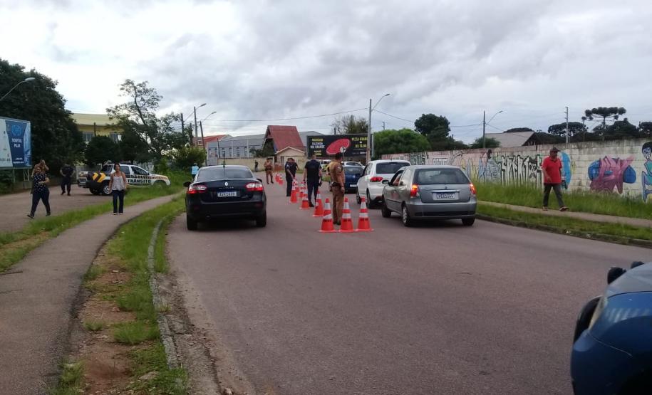 Em Fazenda Rio Grande, na RMC, PM e outros agentes de segurança desencadeiam a Operação Unindo Forças I e abordam mais de 100 pessoas