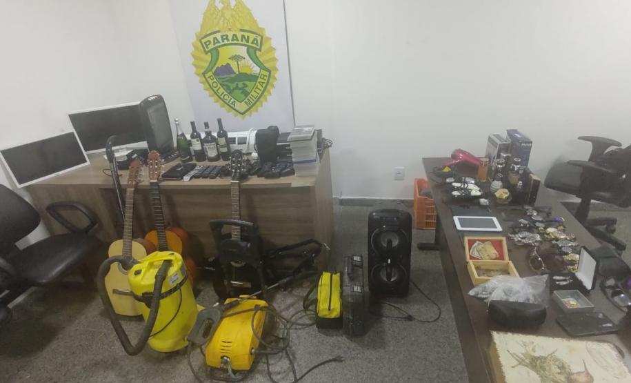 Trio é preso pela PM e diversos objetos roubados recuperados em Fazenda Rio Grande, na RMC