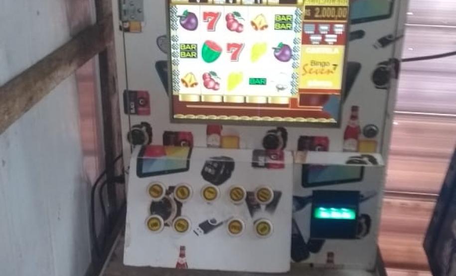 Em Pontal do Paraná (PR), PM prende homem e apreende duas máquinas caça-níquel