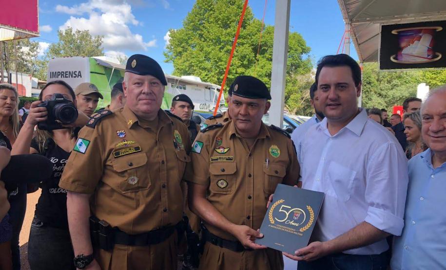 Governador do estado recebe homenagem do Comandante do 6º Batalhão durante o Show Rural em Cascavel