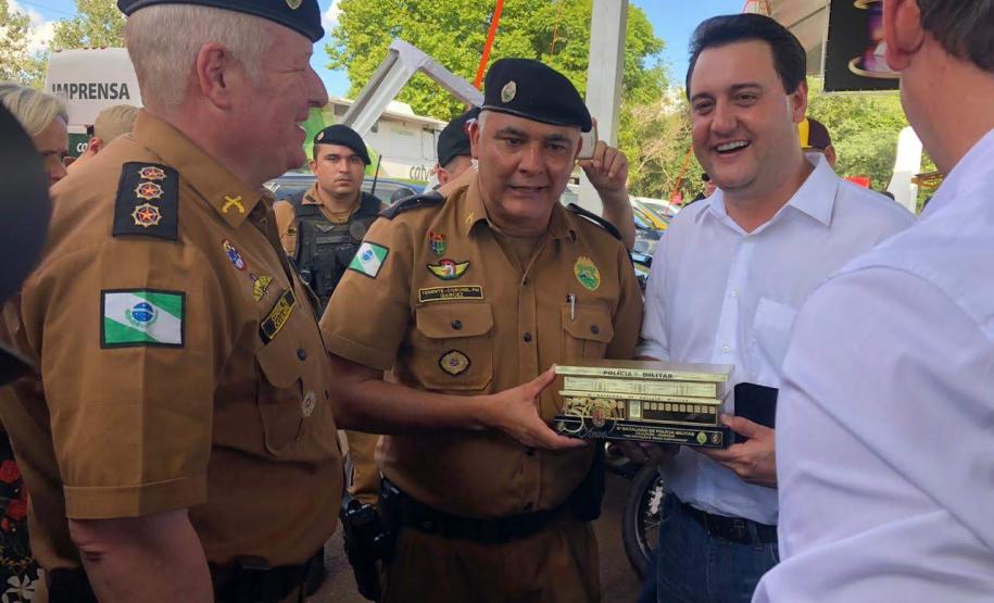 Governador do estado recebe homenagem do Comandante do 6º Batalhão durante o Show Rural em Cascavel