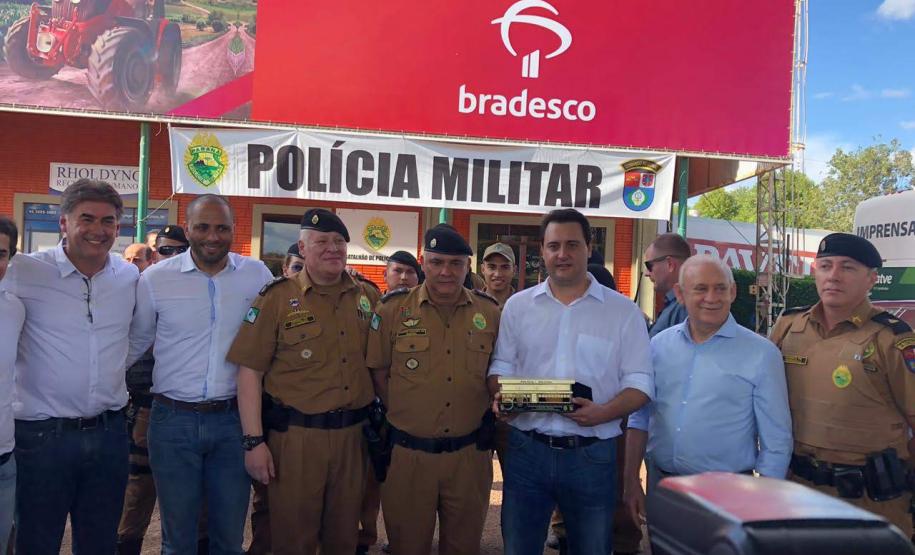 Governador do estado recebe homenagem do Comandante do 6º Batalhão durante o Show Rural em Cascavel