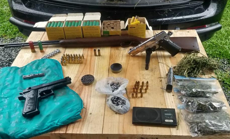 Armas e drogas são apreendidas pelo BOPE em Curitiba, capital do Paraná