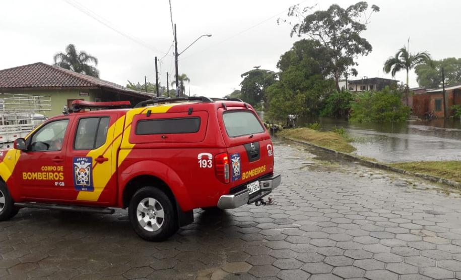 Corpo de Bombeiros monitora cidades do Litoral do estado após fortes chuvas atingirem a região