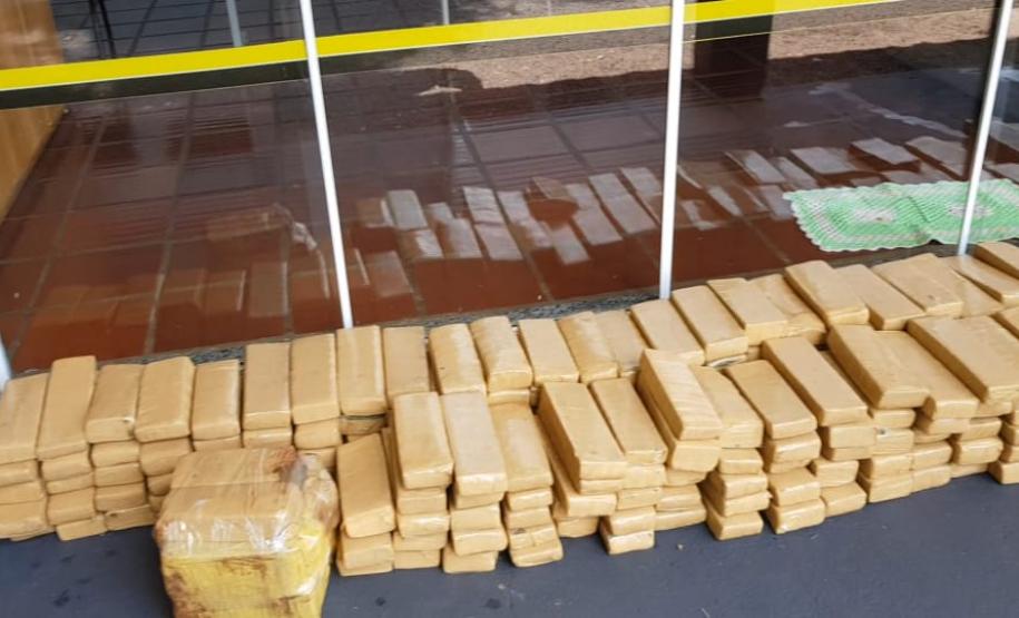 Meia tonelada de maconha é apreendida pelo Batalhão Rodoviário em Cascavel (PR)