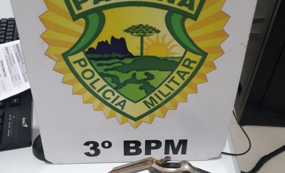 PM apreende arma de fogo e objetos que seriam jogados para dentro de pátio em delegacia na região Sudoeste