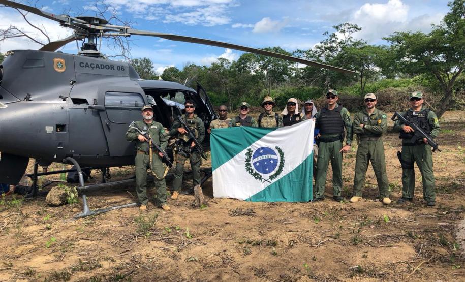 Helicóptero da PM do Paraná plantação que renderia três toneladas de maconha no Polígono da Maconha, no sertão nordestino