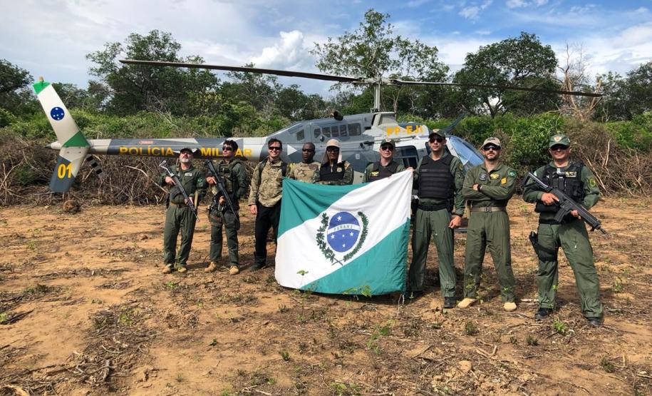 Helicóptero da PM do Paraná plantação que renderia três toneladas de maconha no Polígono da Maconha, no sertão nordestino