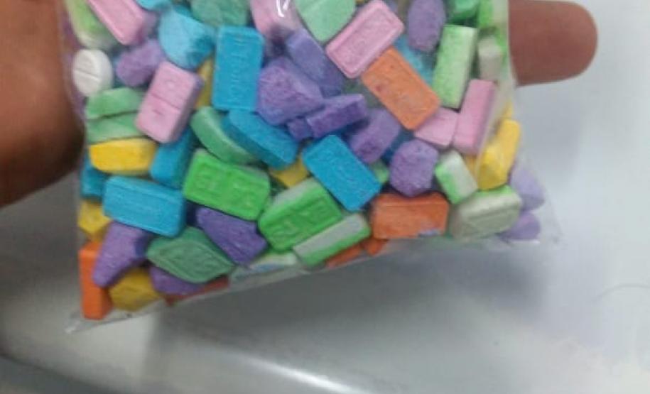 Policial militar prende homem e apreende mais de 300 comprimidos de drogas no bairro Jardim Botânico em Curitiba