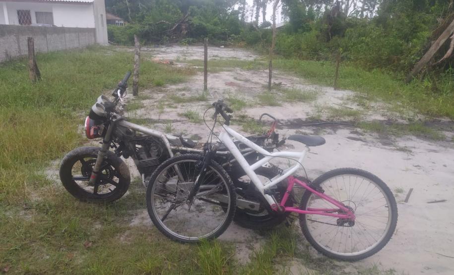 Bicicleta e moto são encontradas abandonadas perto de chácara em Pontal do Paraná