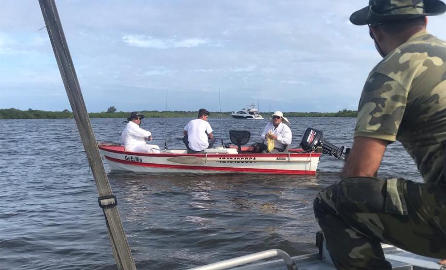 BPAmb-FV faz patrulhamento em Guaratuba (PR) e aborda 25 pessoas e cinco embarcações