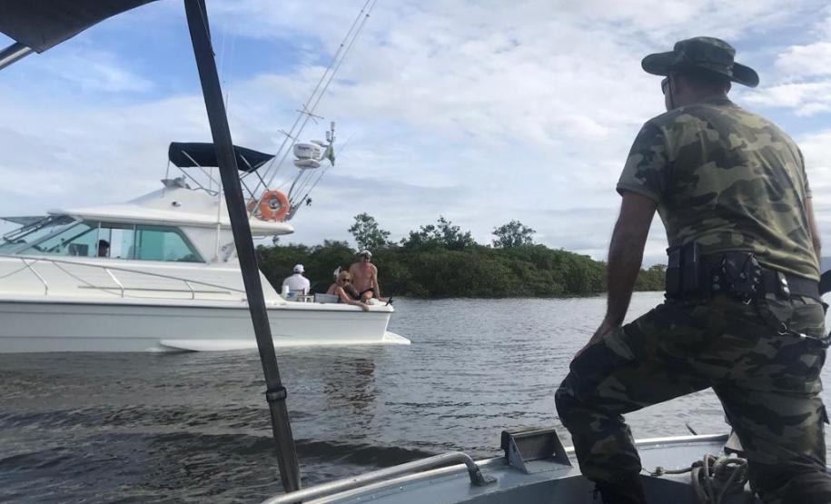 BPAmb-FV faz patrulhamento em Guaratuba (PR) e aborda 25 pessoas e cinco embarcações