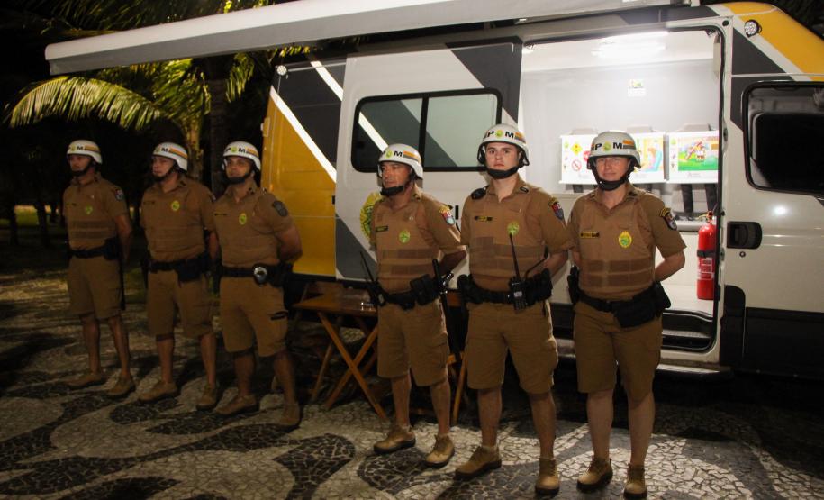 Matimbanda e desfiles de escolas de samba no Litoral levam 800 mil foliões para as ruas no segundo dia de Carnaval