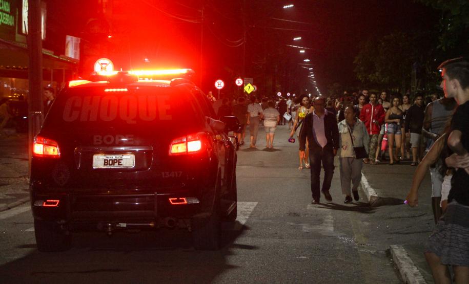 Matimbanda e desfiles de escolas de samba no Litoral levam 800 mil foliões para as ruas no segundo dia de Carnaval