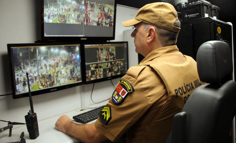 Matimbanda e desfiles de escolas de samba no Litoral levam 800 mil foliões para as ruas no segundo dia de Carnaval