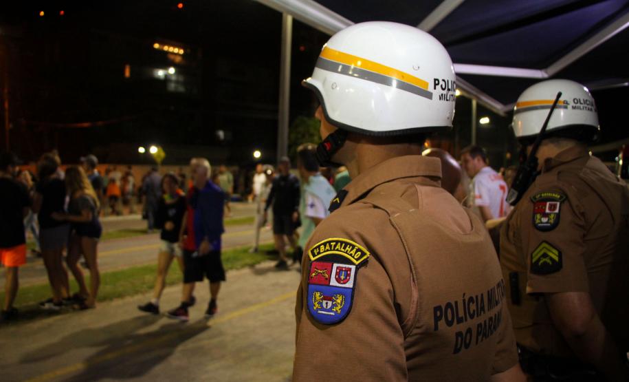 Matimbanda e desfiles de escolas de samba no Litoral levam 800 mil foliões para as ruas no segundo dia de Carnaval