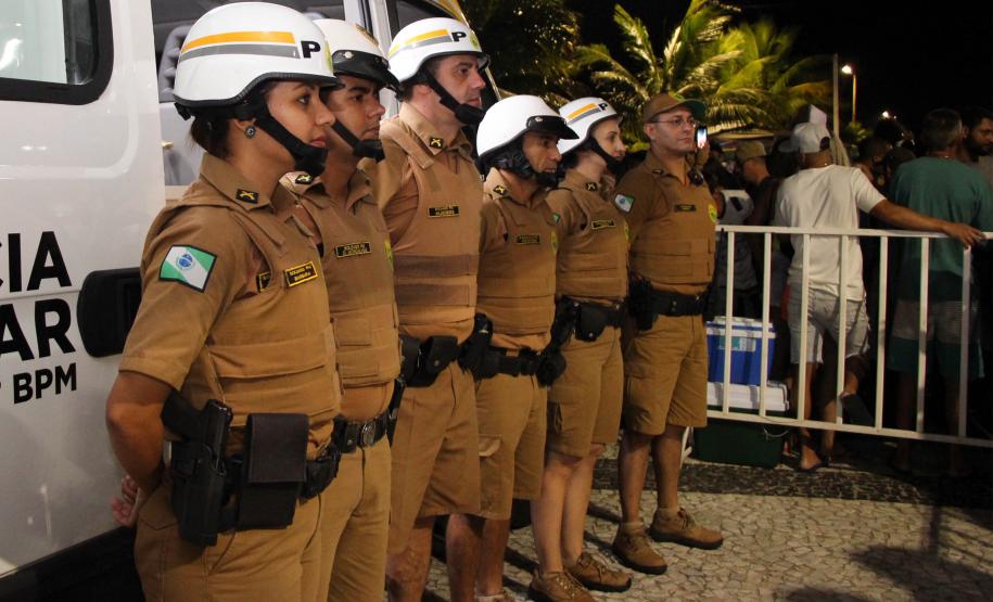 Matimbanda e desfiles de escolas de samba no Litoral levam 800 mil foliões para as ruas no segundo dia de Carnaval