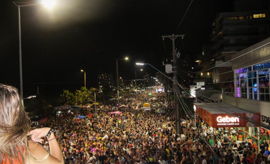 Matimbanda e desfiles de escolas de samba no Litoral levam 800 mil foliões para as ruas no segundo dia de Carnaval