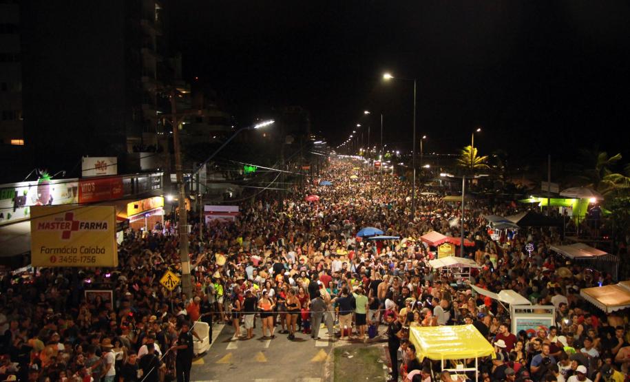 Matimbanda e desfiles de escolas de samba no Litoral levam 800 mil foliões para as ruas no segundo dia de Carnaval