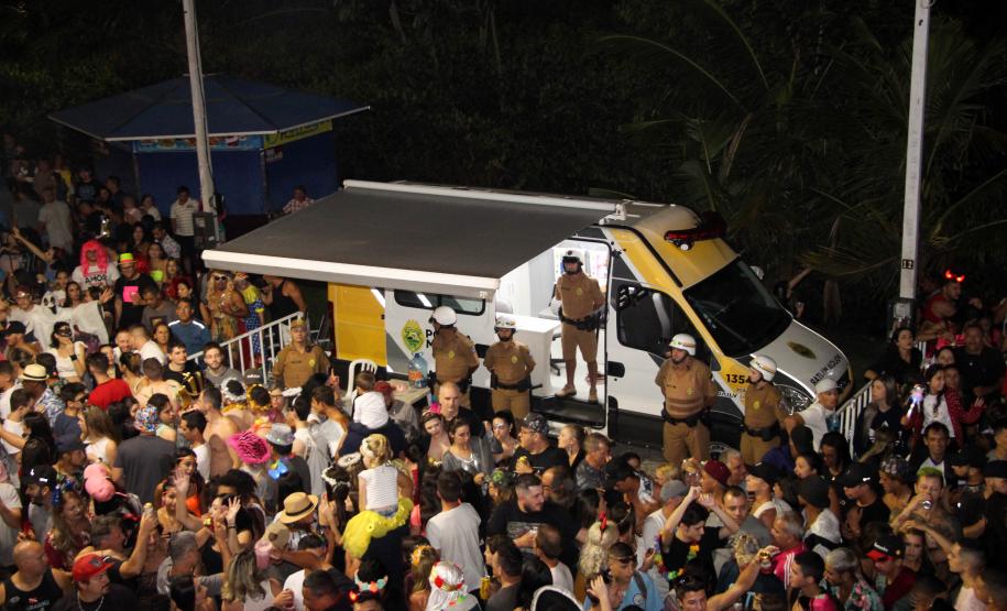 Matimbanda e desfiles de escolas de samba no Litoral levam 800 mil foliões para as ruas no segundo dia de Carnaval