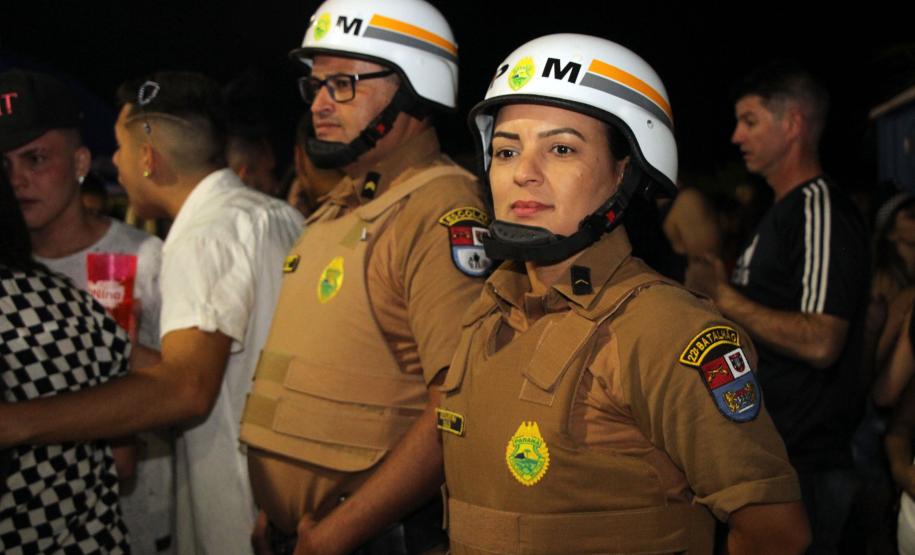 Matimbanda e desfiles de escolas de samba no Litoral levam 800 mil foliões para as ruas no segundo dia de Carnaval