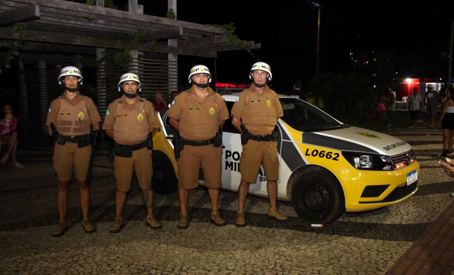 Matimbanda e desfiles de escolas de samba no Litoral levam 800 mil foliões para as ruas no segundo dia de Carnaval