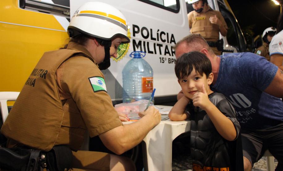 Matimbanda e desfiles de escolas de samba no Litoral levam 800 mil foliões para as ruas no segundo dia de Carnaval