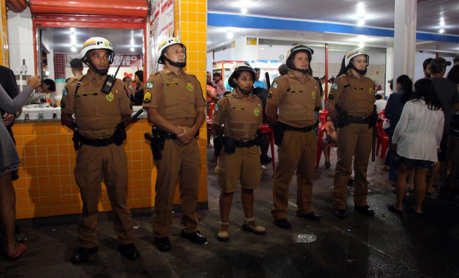 Com reforço da PM, multidões curtem terceiro dia de Carnaval no Paraná com mais segurança e diversão