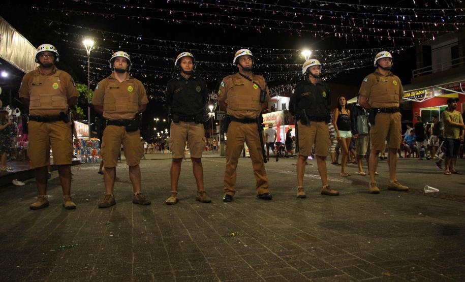 Com reforço da PM, multidões curtem terceiro dia de Carnaval no Paraná com mais segurança e diversão
