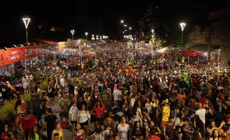 Com reforço da PM, multidões curtem terceiro dia de Carnaval no Paraná com mais segurança e diversão