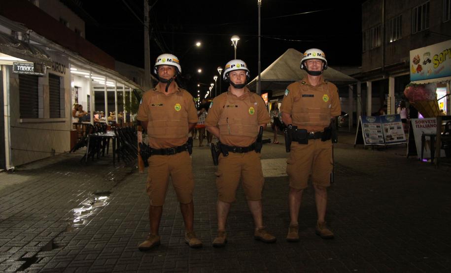 Com reforço da PM, multidões curtem terceiro dia de Carnaval no Paraná com mais segurança e diversão