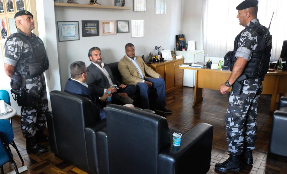 Agentes de segurança dos Estados Unidos visitam o Batalhão de Operações Especiais em Curitiba