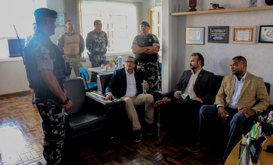 Agentes de segurança dos Estados Unidos visitam o Batalhão de Operações Especiais em Curitiba