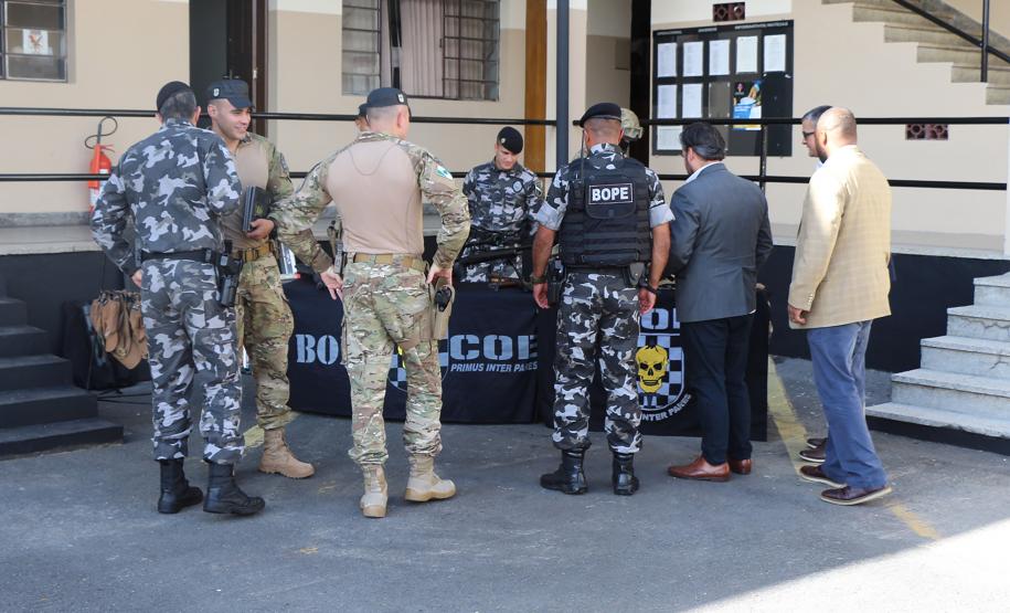 Agentes de segurança dos Estados Unidos visitam o Batalhão de Operações Especiais em Curitiba