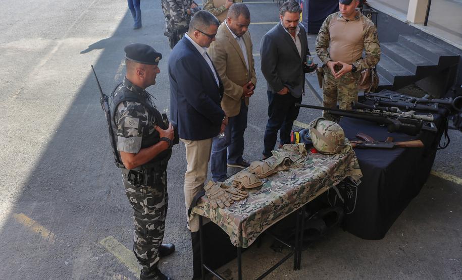 Agentes de segurança dos Estados Unidos visitam o Batalhão de Operações Especiais em Curitiba