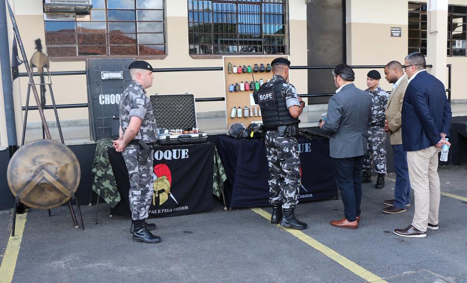 Agentes de segurança dos Estados Unidos visitam o Batalhão de Operações Especiais em Curitiba