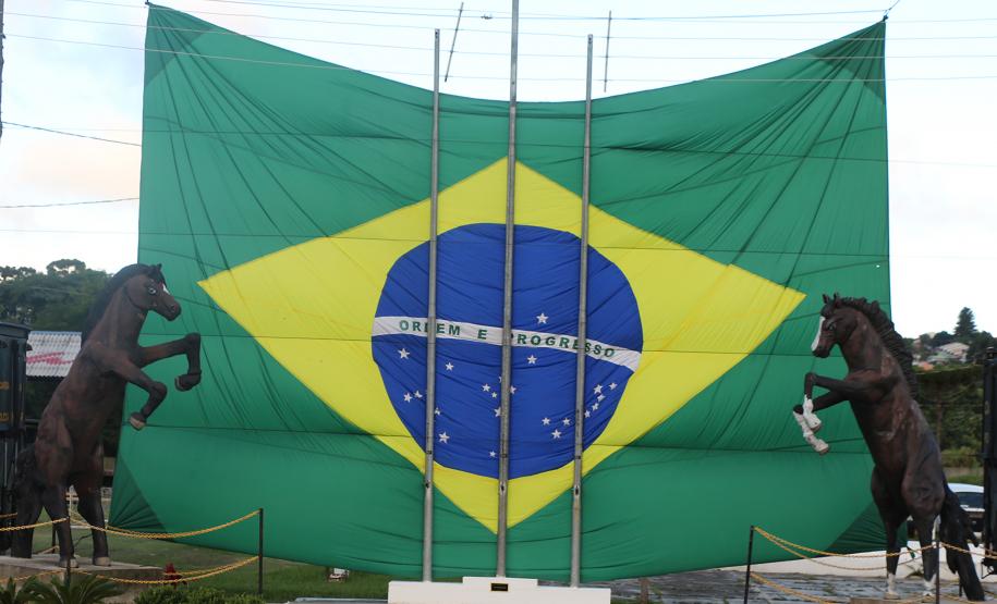 Regimento de Polícia Montada da PM celebra passagem de comando durante solenidade militar em Curitiba