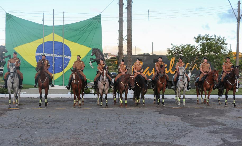 Regimento de Polícia Montada da PM celebra passagem de comando durante solenidade militar em Curitiba