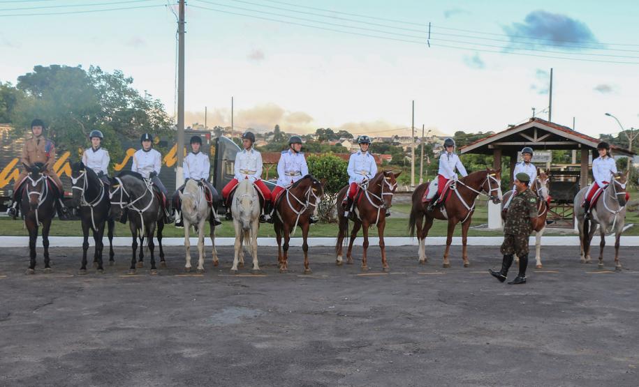 Regimento de Polícia Montada da PM celebra passagem de comando durante solenidade militar em Curitiba