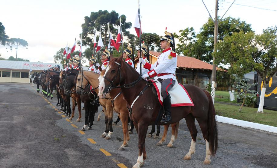 Regimento de Polícia Montada da PM celebra passagem de comando durante solenidade militar em Curitiba