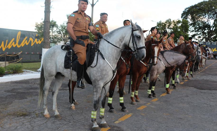 Regimento de Polícia Montada da PM celebra passagem de comando durante solenidade militar em Curitiba