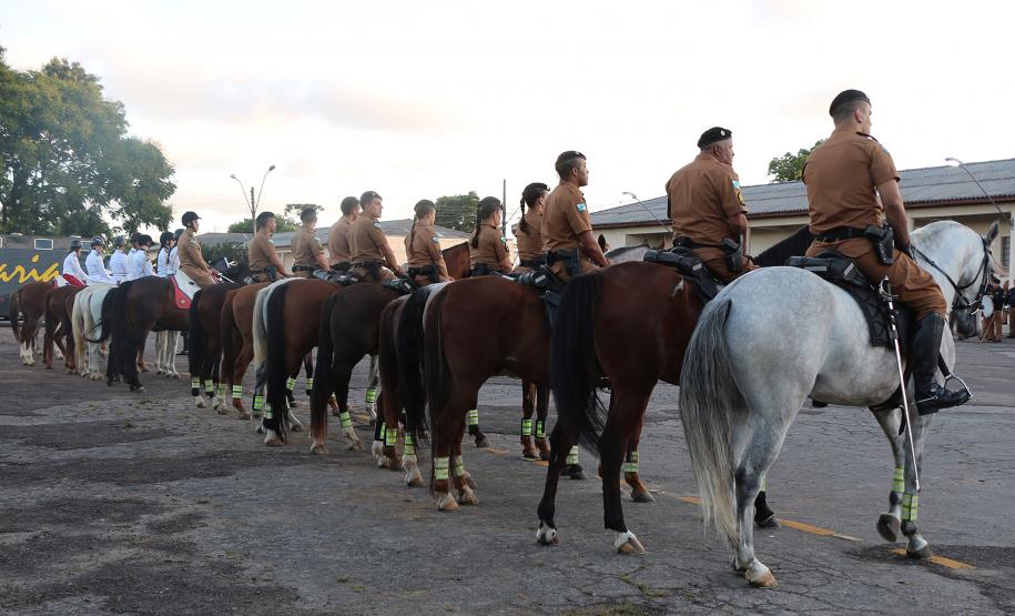 Regimento de Polícia Montada da PM celebra passagem de comando durante solenidade militar em Curitiba