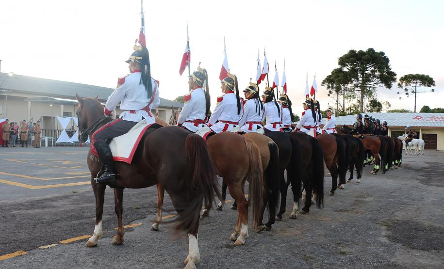 Regimento de Polícia Montada da PM celebra passagem de comando durante solenidade militar em Curitiba