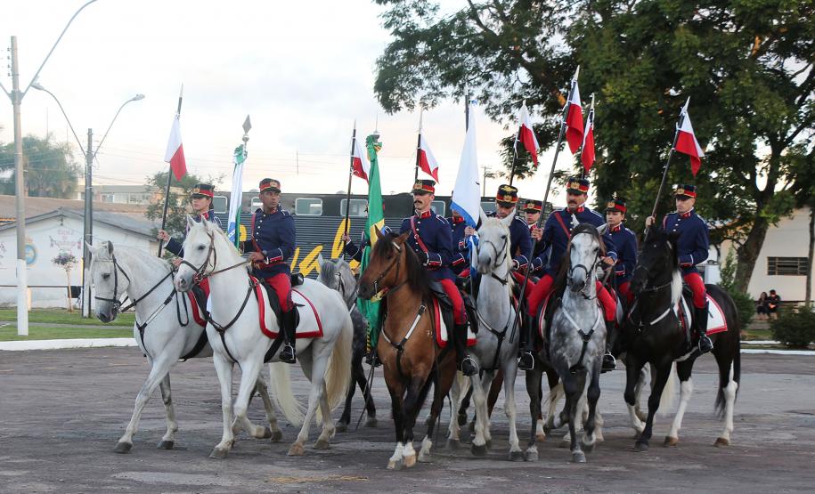 Regimento de Polícia Montada da PM celebra passagem de comando durante solenidade militar em Curitiba