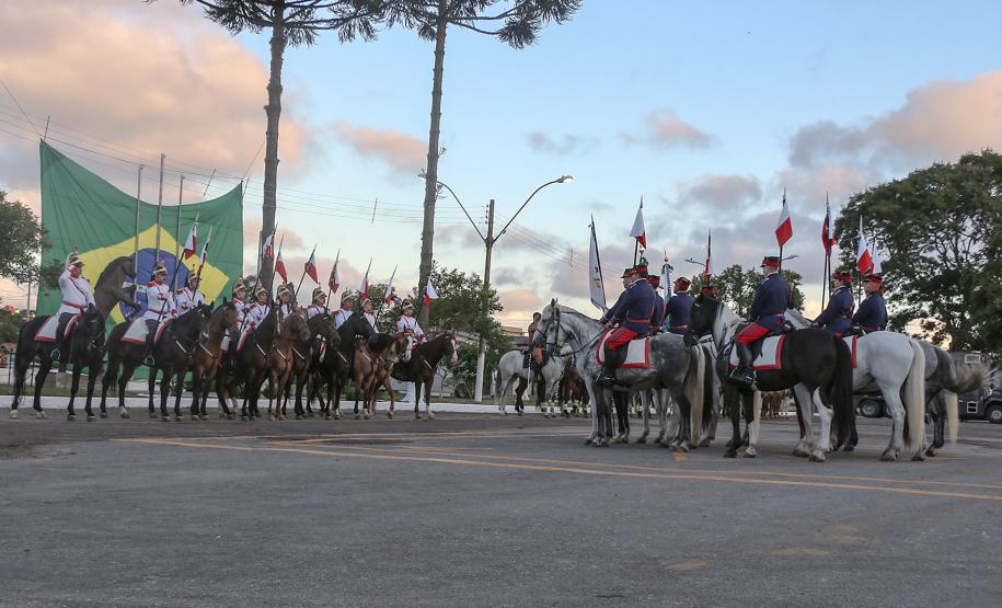 Regimento de Polícia Montada da PM celebra passagem de comando durante solenidade militar em Curitiba