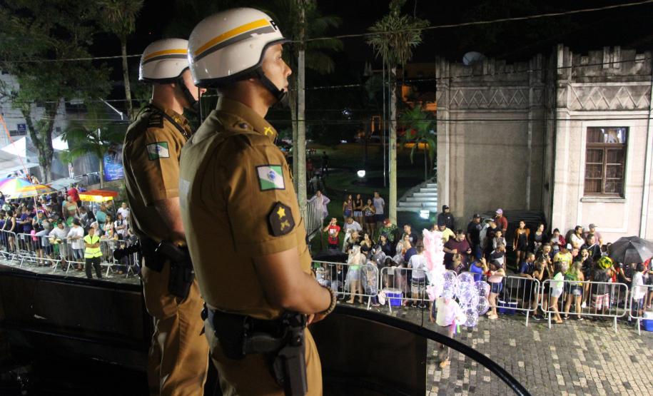 Matimbanda e desfiles de escolas de samba no Litoral levam 800 mil foliões para as ruas no segundo dia de Carnaval