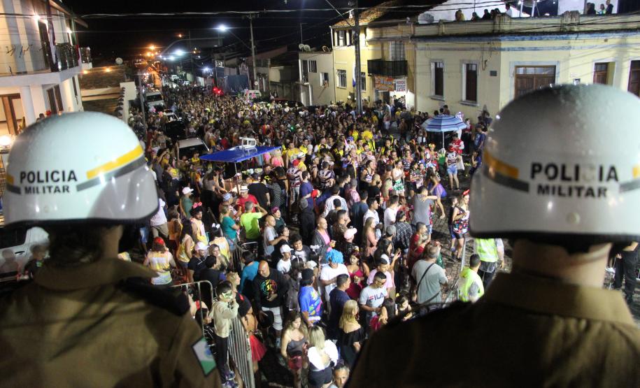 Matimbanda e desfiles de escolas de samba no Litoral levam 800 mil foliões para as ruas no segundo dia de Carnaval