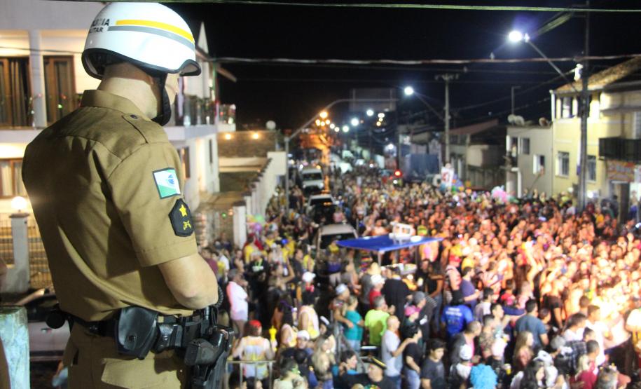 Matimbanda e desfiles de escolas de samba no Litoral levam 800 mil foliões para as ruas no segundo dia de Carnaval